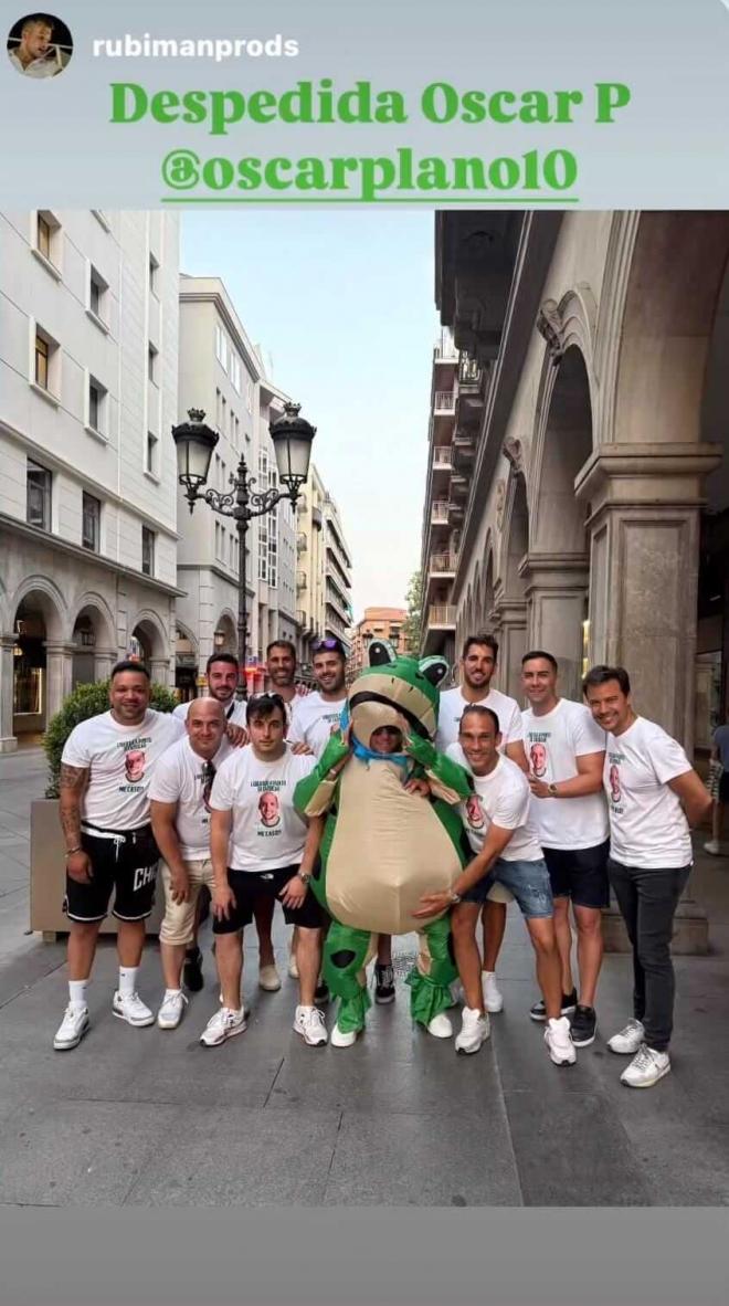 Foto grupal de la despedida de soltero de Óscar Plano (Foto: Instagram).