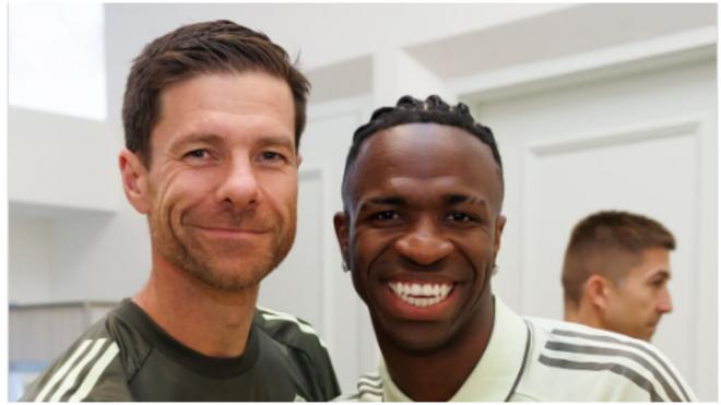 Vinicius Jr y Xabi Alonso reunidos en Miami. (Foto: Real Madrid)