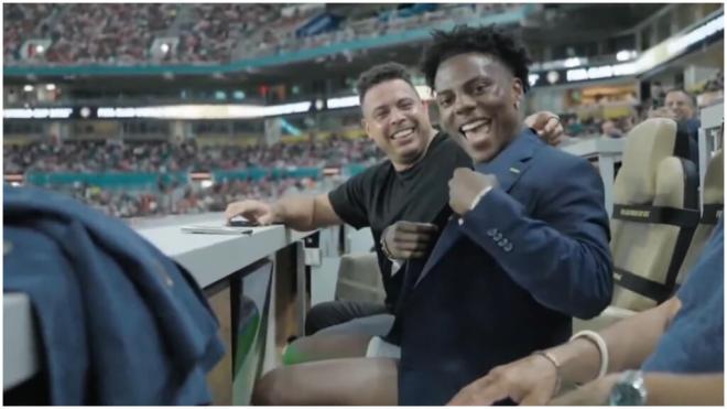 Speed, en el asiento del presidente de la FIFA con Ronaldo Nazario. (Foto: X)