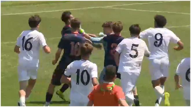 La pelea entre los cadetes del Celta de Vigo y el Real Madrid. (Foto: @EnXogo_tvG2)