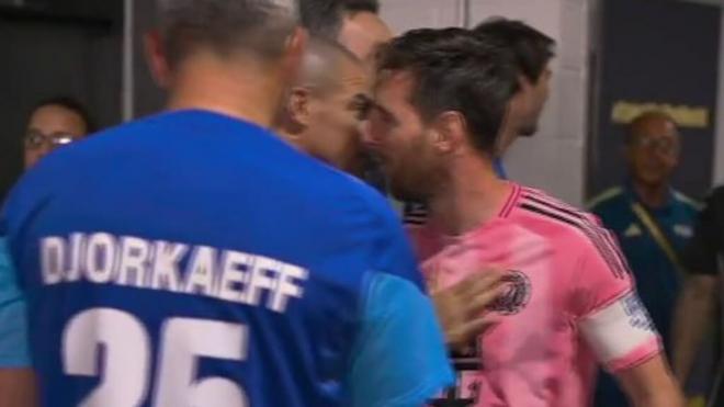Leo Messi saludándose con Pepe (ElDesmarque)