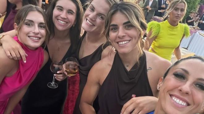 Alexia Putellas, Mariona Caldentey, Irene Paredes, Misa Rodríguez y Jenni Hermoso en la boda de Lo