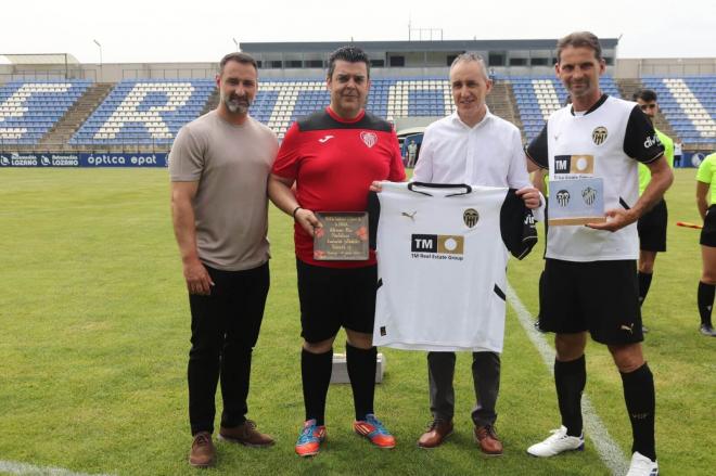 Leyendas del Valencia CF ante el Puertollano (Foto: Luis Miguel Becerra)