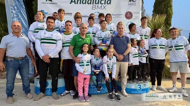Foto de familia de los ganadores en el Campeonato de Andalucía de BMX.