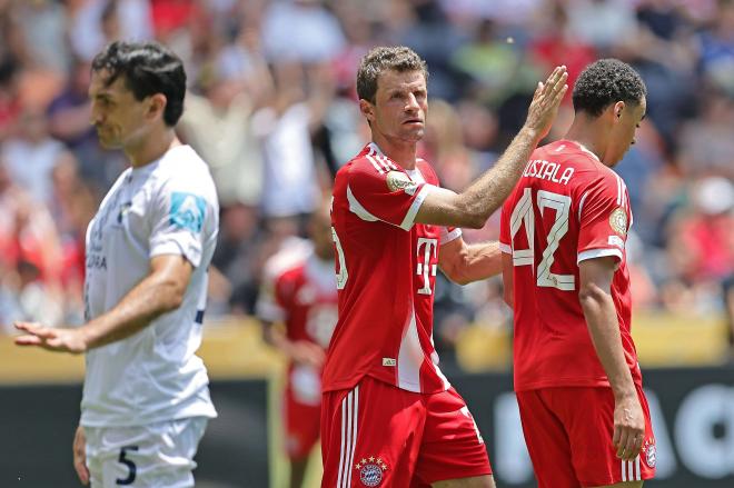 Muller y Musiala celebran uno de los goles contra el Auckland City (Cordon Press)