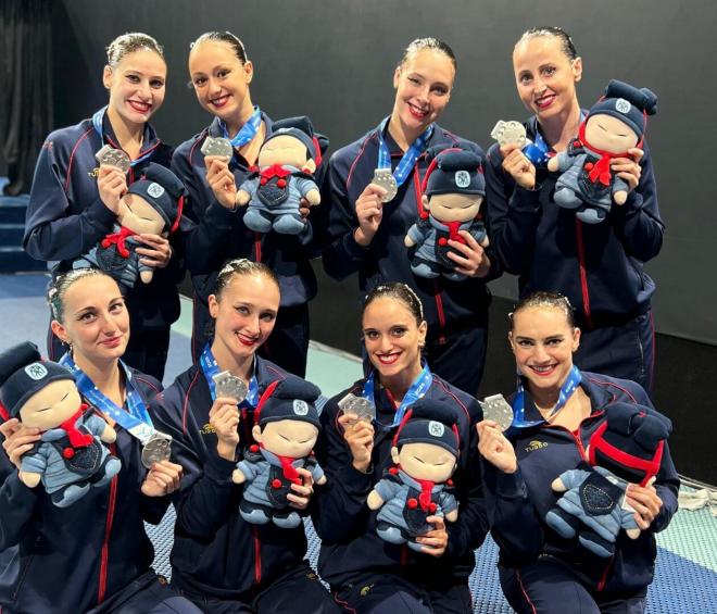 Marina García Polo y Alisa Ozhogina celebran junto a sus compañeras del equipo español.