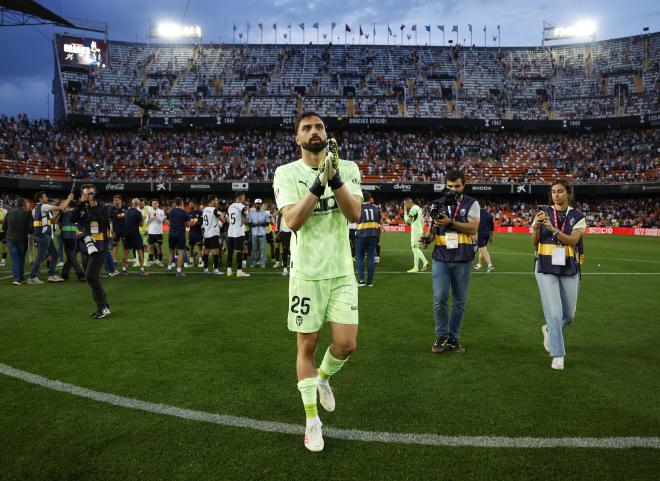 Giorgi Mamardashvili se despide de Mestalla (Foto: LALIGA).
