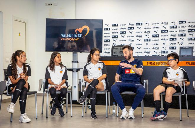 Carlos Corberán con los niños de Escoles Blanquinegres (Foto: Valencia CF)