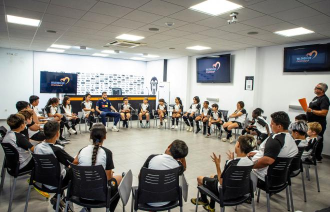 Carlos Corberán con los niños de Escoles Blanquinegres (Foto: Valencia CF)
