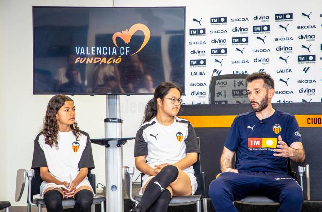 Carlos Corberán con los niños de Escoles Blanquinegres (Foto: Valencia CF)
