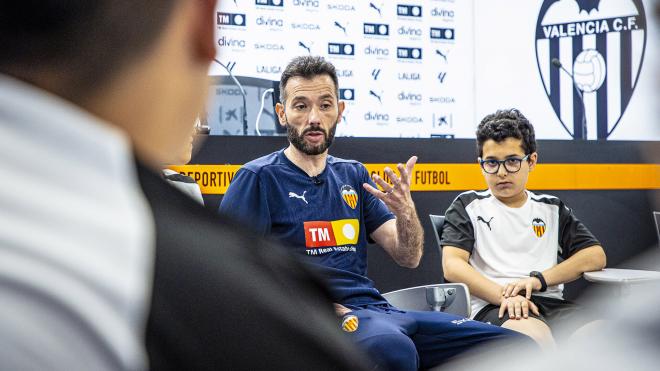 Carlos Corberán con los niños de Escoles Blanquinegres (Foto: Valencia CF)