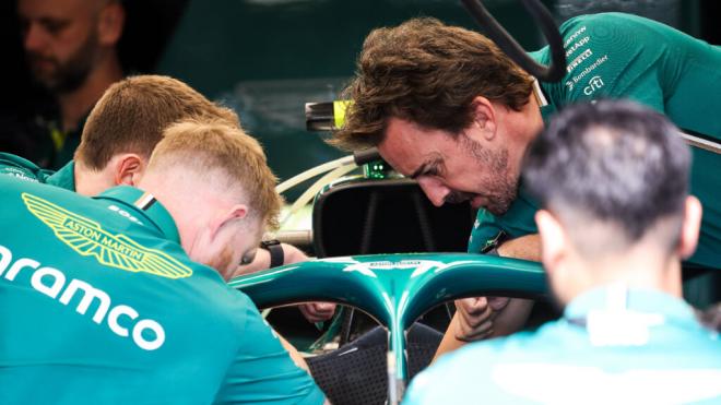Fernando Alonso con el equipo de Aston Martin (Cordon Press)