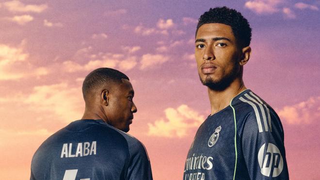 Alaba y Bellingham presentando la segunda equipación de la temporada 25/26 (@realmadrid)