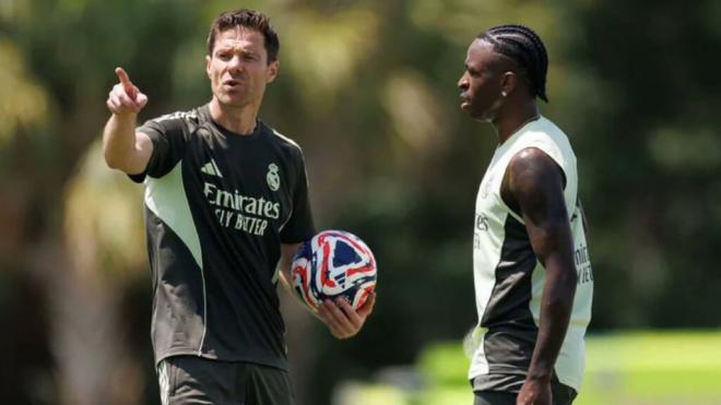 Xabi Alonso y Vinicius Jr (Foto: X)