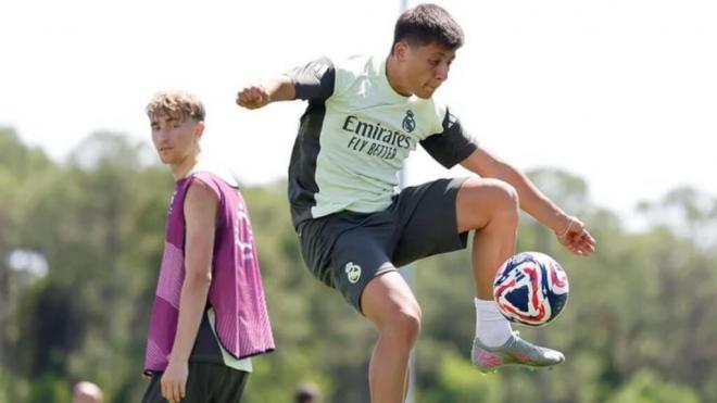 Dean Huijsen y Arda Güler en un entrenamiento del Real Madrid (Foto: X)