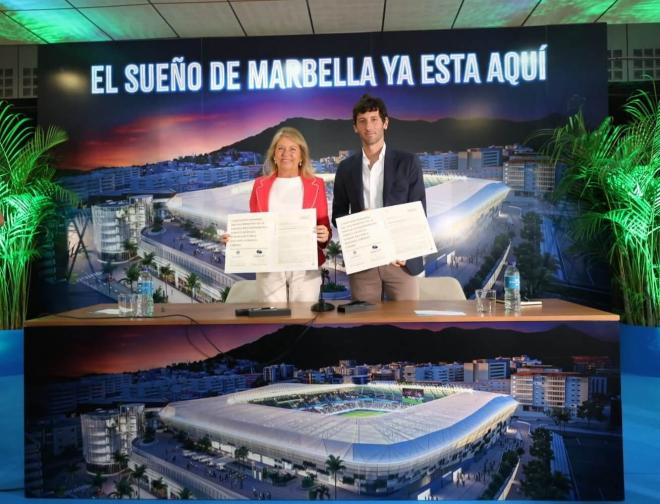 Esteban Granero firma el acuerdo de nuevo estadio con la alcaldesa Ángeles Muñoz (Foto: @Marbella