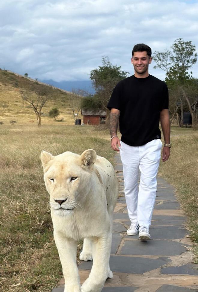 Hugo Duro con un león (Foto: Instagram)