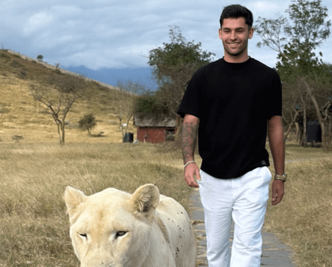 Hugo Duro con un león (Foto: Instagram)