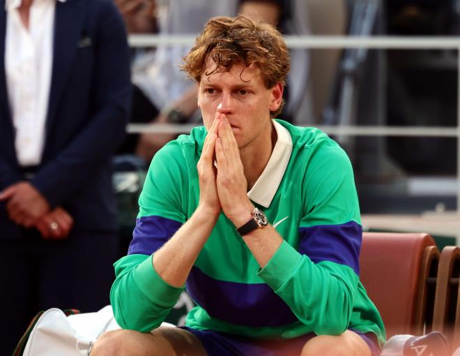 Jannik Sinner, hundido tras perder ante Carlos Alcaraz en la final de Roland Garros (Foto: EFE).