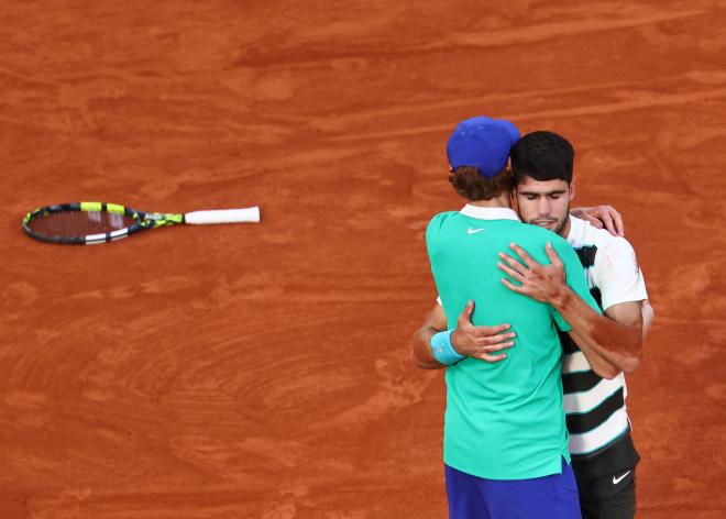Jannik Sinner y Carlos Alcaraz, tras la final de Roland Garros (Foto: EFE).