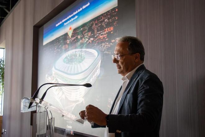 Ozgur Unay presenta el proyecto a las constructoras candidatas (Foto: RBB).
