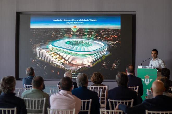 Óscar Linares presenta el proyecto a las constructoras candidatas (Foto: RBB).