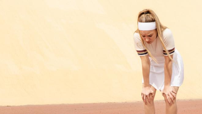 Mujer con molestias mientras juega al tenis (Foto: Freepik)