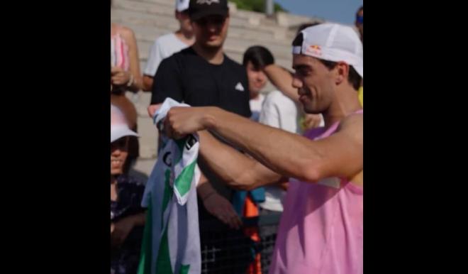 Juan Lebrón, posando con la camiseta del Betis.