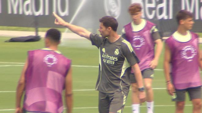 Xabi Alonso da indicaciones en el entrenamiento (Foto: ElDesmarque)