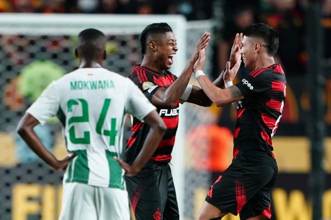 Los jugadores del Flamengo celebran un gol ante ES Tunis (Foto: EFE)