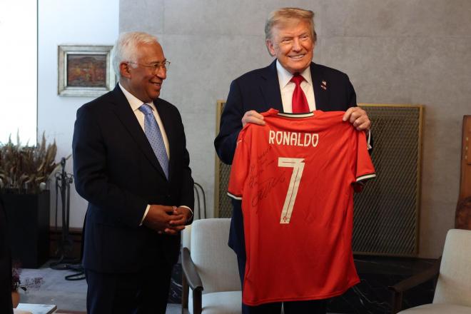 António Costa entrega la camiseta de Cristiano Ronaldo a Donald Trump (Foto: @EUCOPresident).