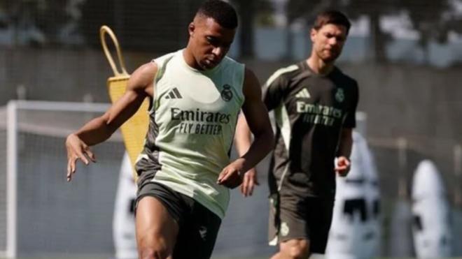 Kylian Mbappé con Xabi Alonso al fondo (Foto: Real Madrid)