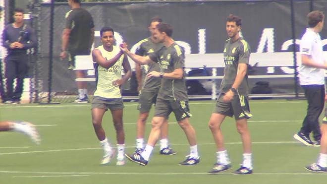 Xabi Alonso, con Rodrygo (Foto: ElDesmarque)