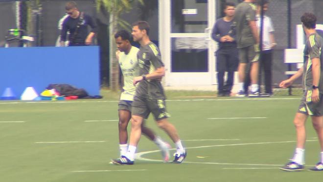 Xabi Alonso abraza a Rodrygo (Foto: ElDesmarque)