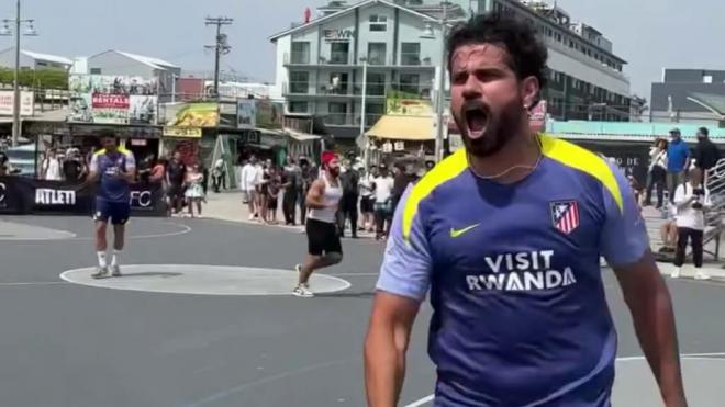 Diego Costa celebrando con la camiseta del Atlético (Redes Sociales)