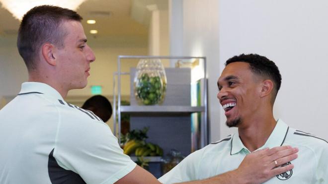 Alexander-Arnold con Lunin (Real Madrid)