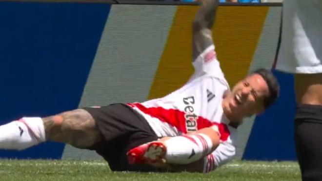 Sebastián Driussi se duele tras anotar el 2-0 en el River-Urawa del Mundial de Clubes (captura: DA