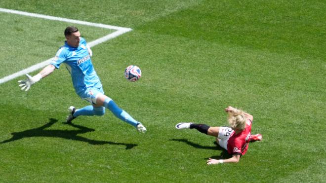 Armani se impone a Matsuo en el River Plate-Urawa Red DEvils (foto: Cordon Press).