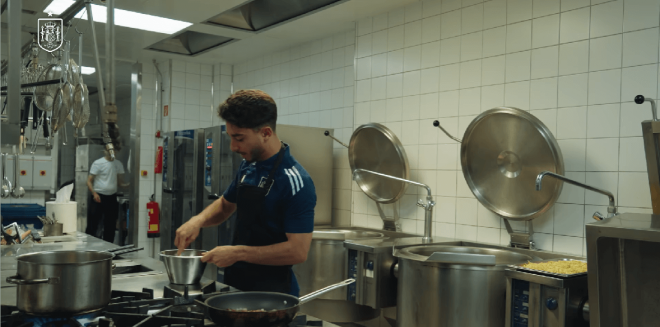 Raúl Moro cocinando con la Sub-21 (Foto: Selección Española).