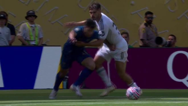 Asencio y el penalti cometido (Foto: Telecinco)