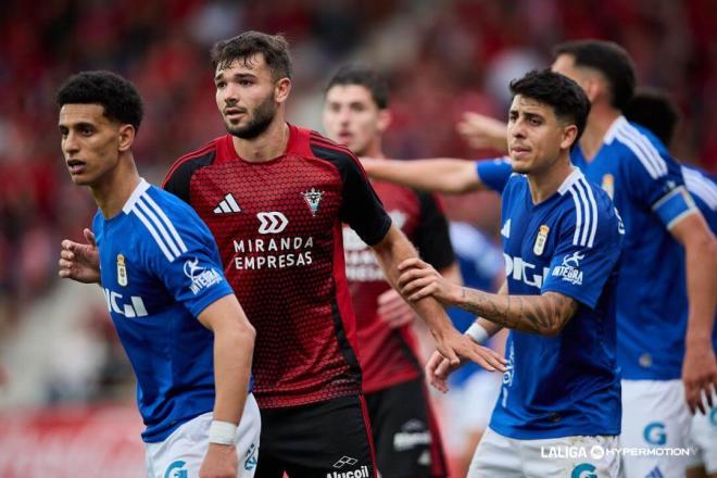 Unai Egiluz, en una jugada del Mirandés-Real Oviedo del playoff de ascenso (FOTO: LALIGA).