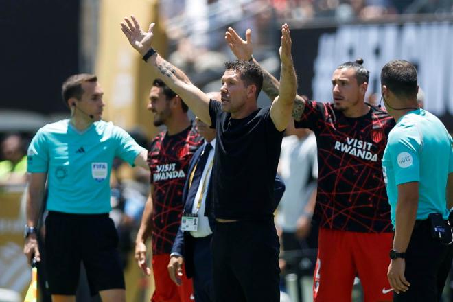 Simeone quejándose en el PSG-Atlético (EFE)