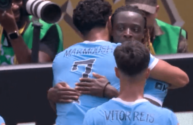 Doku celebra el tanto con el Manchester City (Foto: DAZN)