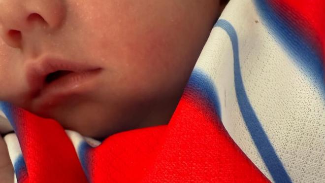 Shai, la hija de Griezmann y Erika Choperena, con la camiseta del Atleti (Instagram)