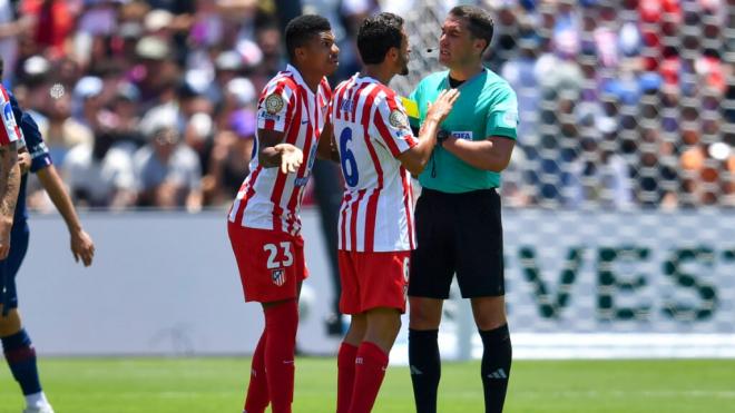 Jugadores del Atlético de Madrid con el árbitro (Cordon Press)