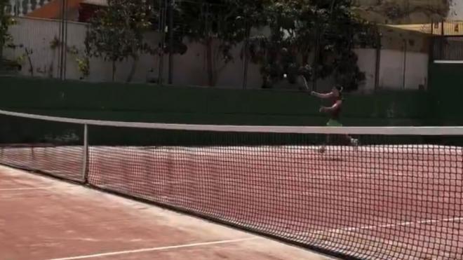 Gavi jugando al tenis durante sus vacaciones (Foto: redes sociales)