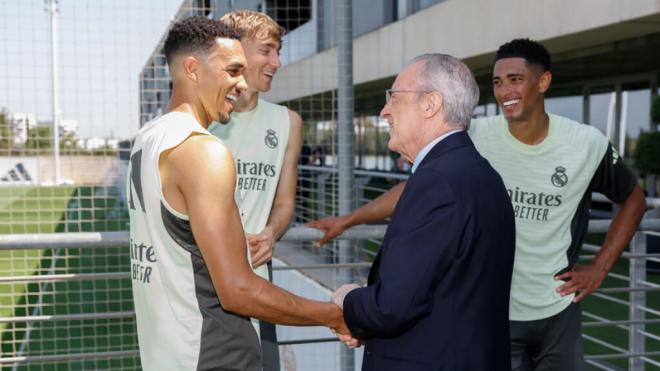 Trent y Dean Huijsen con Florentino Pérez y Jude Bellingham (Foto: X)