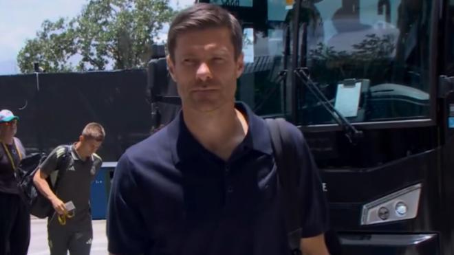 Xabi Alonso, en su llegada al Rock Stadium donde jugará el Real Madrid (captura: DAZN).
