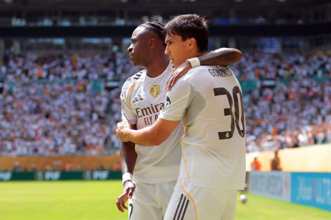 Gonzalo García celebra con Vinicius su gol en el Real Madrid-Al Hilal (Foto: EFE).