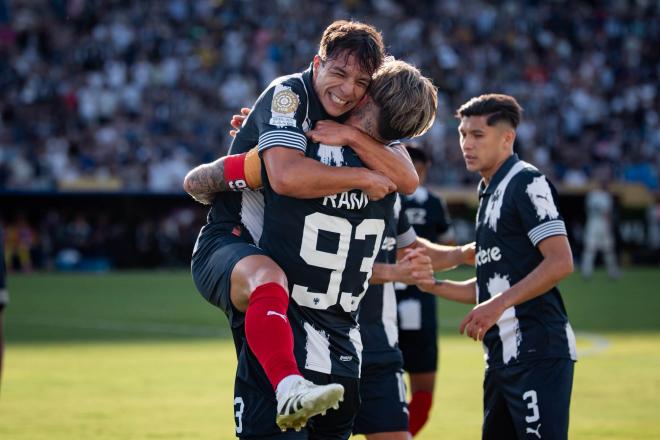 Sergio Ramos y Óliver Torres celebrando un gol en el Mundial de Clubes (Foto: X)